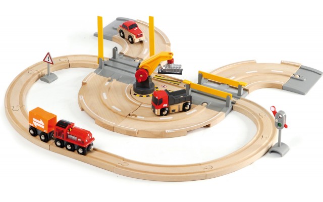 Детская железная дорога BRIO c переездом и подъемным краном (33208)