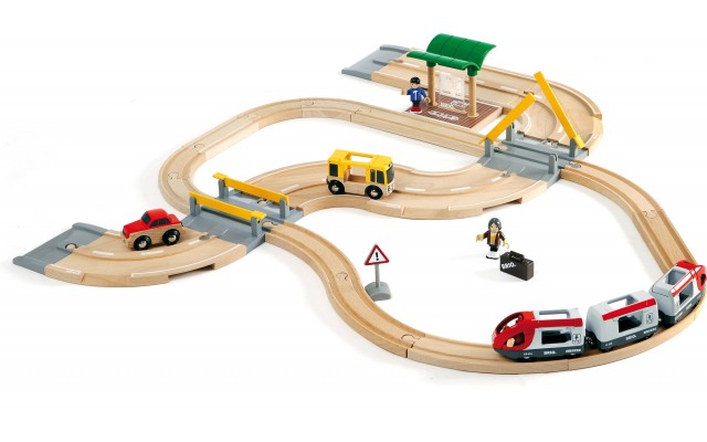 Детская железная дорога BRIO c переездами и станцией (33209)