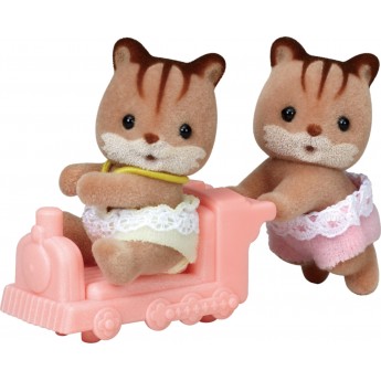 Набор фигурок Sylvanian Families Белчата-двойняшки на машинке (5421)