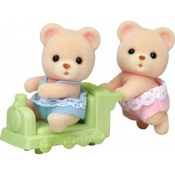 Набор фигурок Sylvanian Families Медвежата-двойняшки на машинке (5426)
